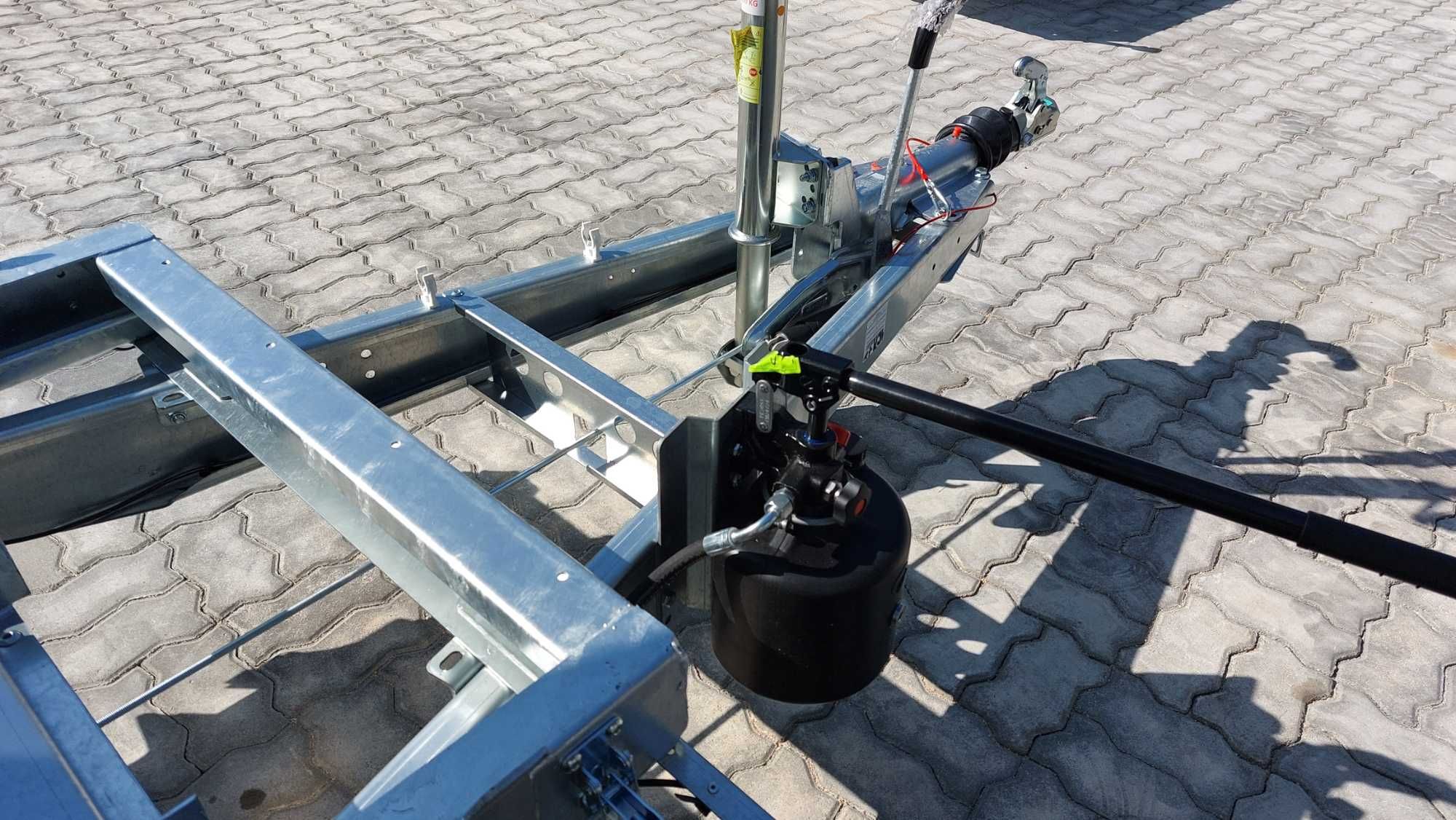 Atrelado   MARTZ modelo Kipper 300/2  (2.7T)  Basculante Hidráulico.