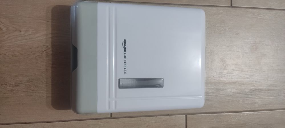 Pojemnik podajnik na ręczniki papierowe