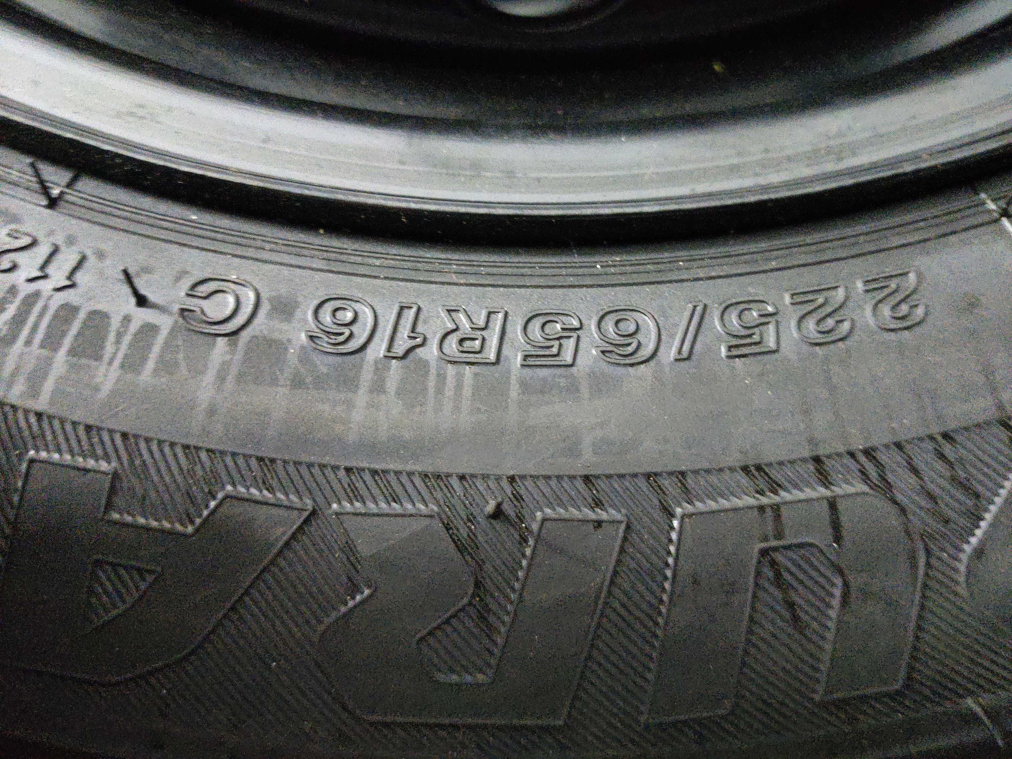 Шини Bridgestone 225/65 R16c 40 тиждень 23 рік виготовлення 10мм