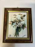 Quadro com flores feitas de louça