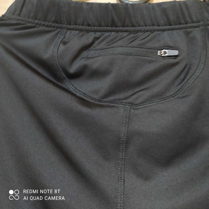 Czarne nowe spodenki rowerowe.