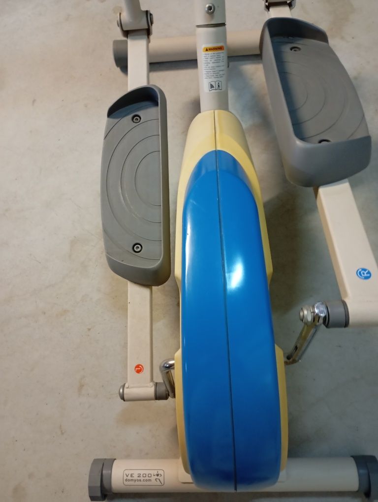 Máquina de desporto, movimento de pés e braços.