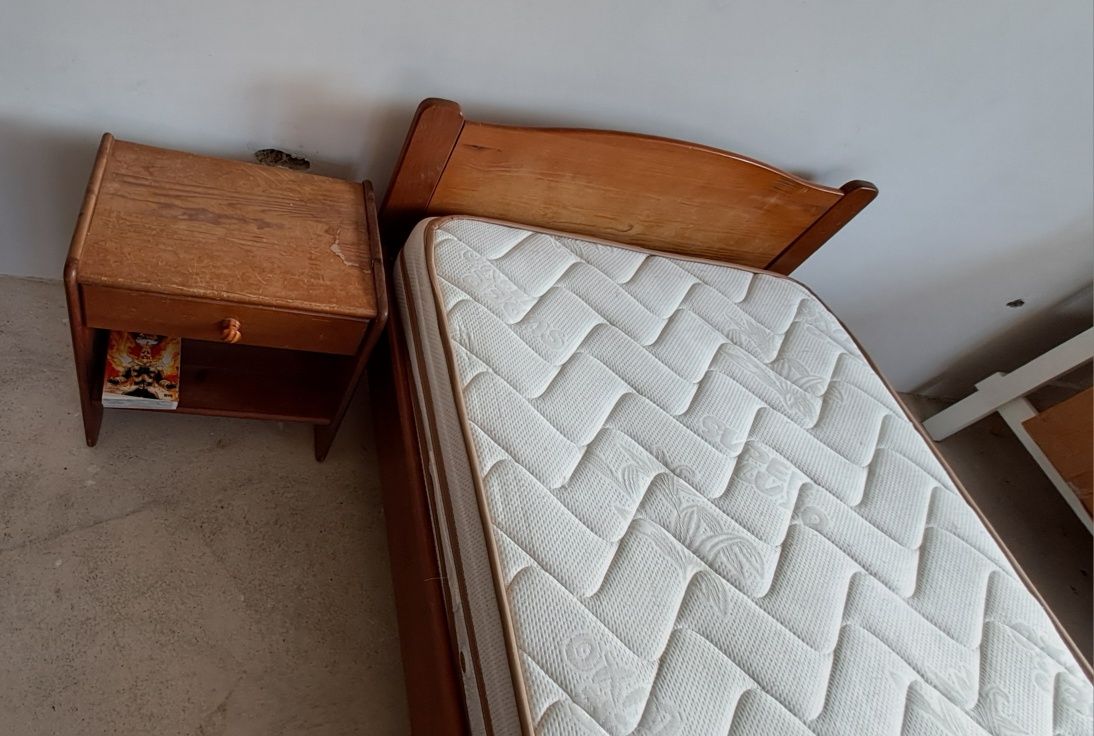 Cama de solteiro+ colchao novo+mesinha cabeceira