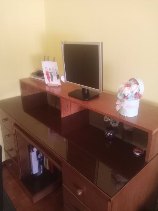 Secretária em madeira muito espaçosa