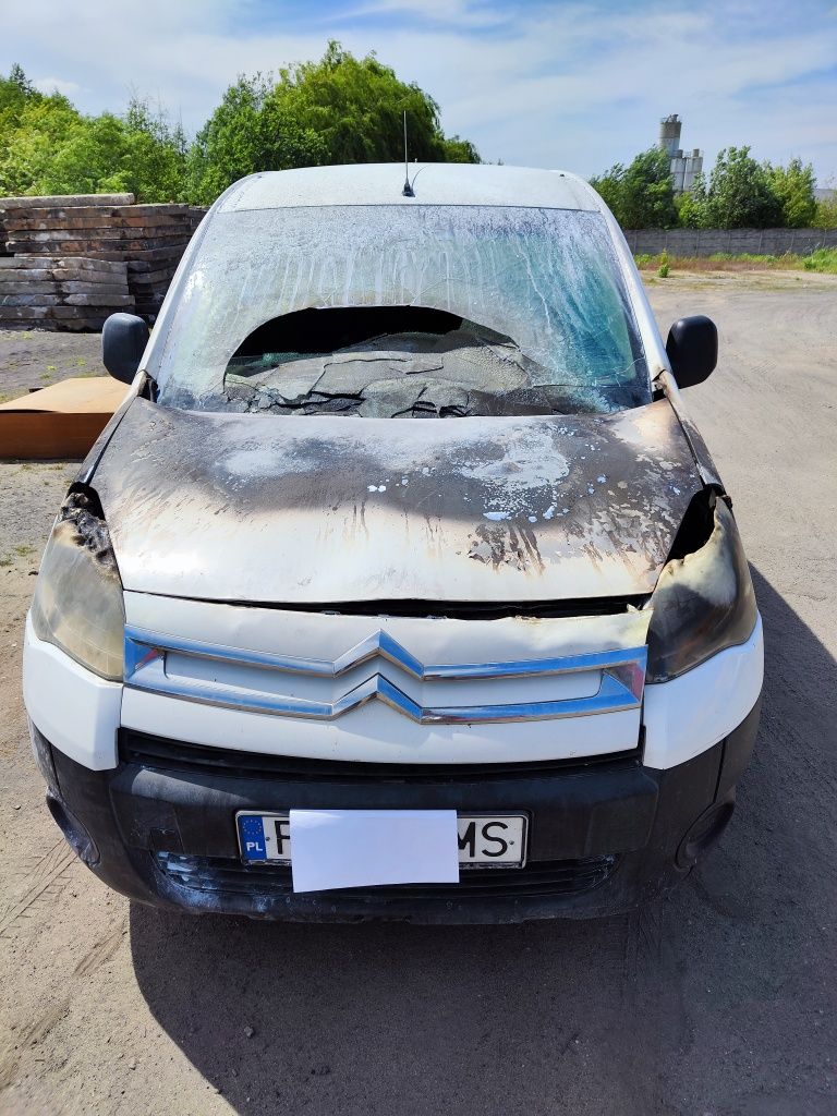 Citroen Berlingo II 2007 r, 1 właściciel po pożarze komory silnika