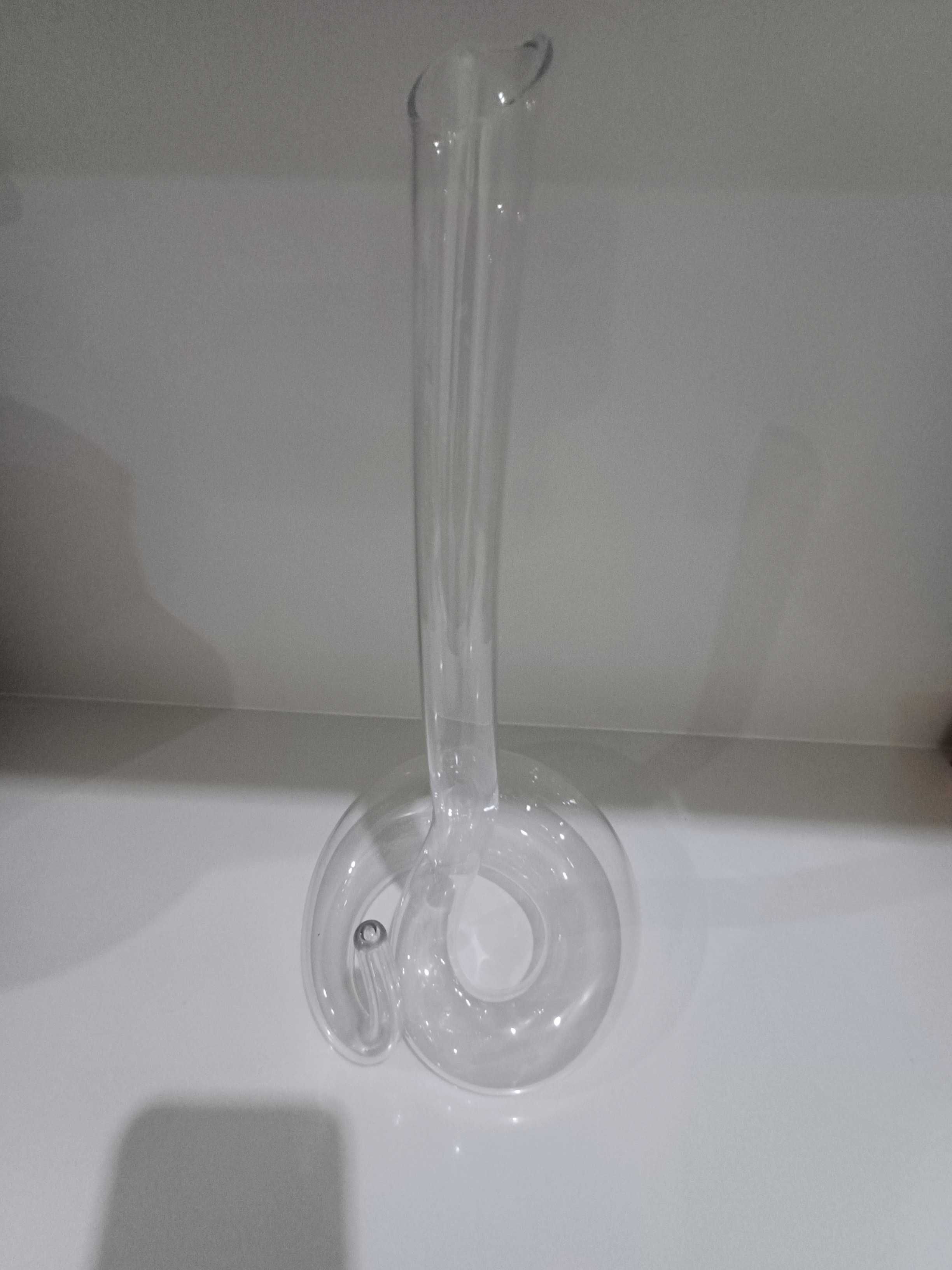 Decantador de vidro transparente em forma de cobra