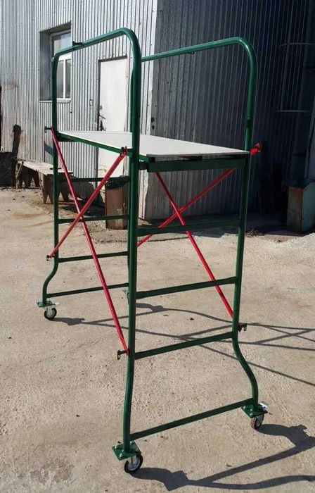 Ліса. Риштовка. Вишка тура. Строительные леса. Будівельне риштування.