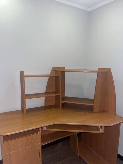 робочий стіл коричневого кольору не новий!!!