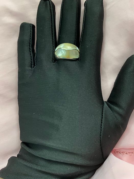 Anel em prata genuína e madrepérola.