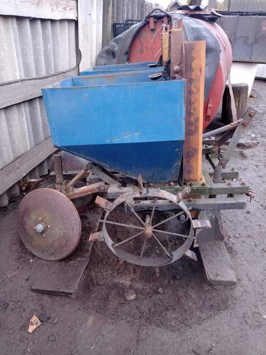 Продам картоплесаджалку .