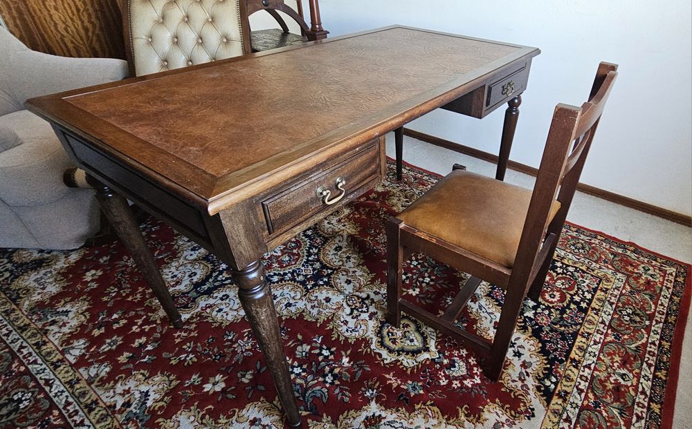 Secretaria vintage com tampo em pele