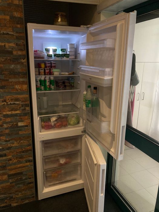 Vendo um frigorífico praticamente novo