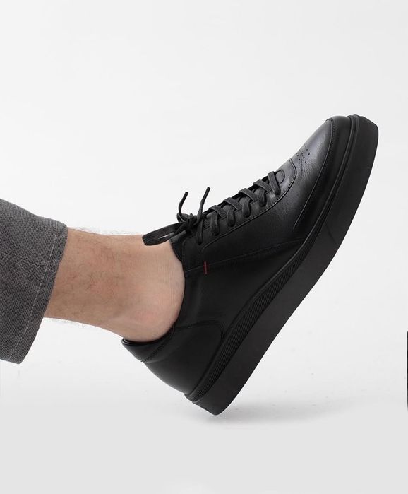 Класичні чорні шкіряні кеди