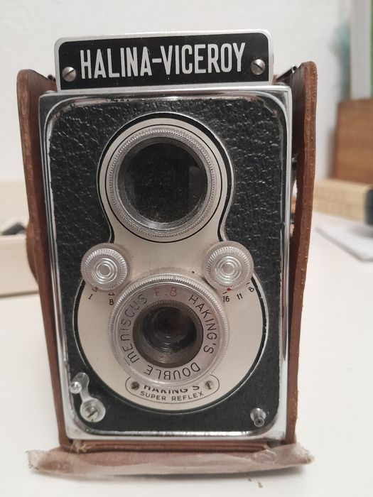 Câmara fotográfica vintage Halina Viceroy, com bolsa de transporte.