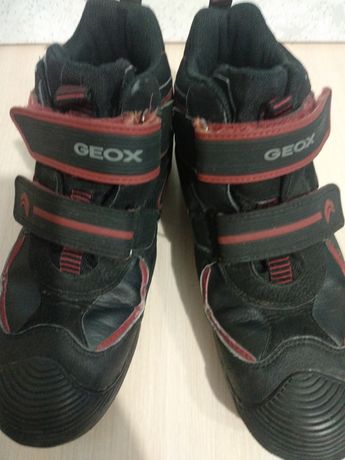 Продам демисезонные ботинки Geox на мальчика 40 размер.