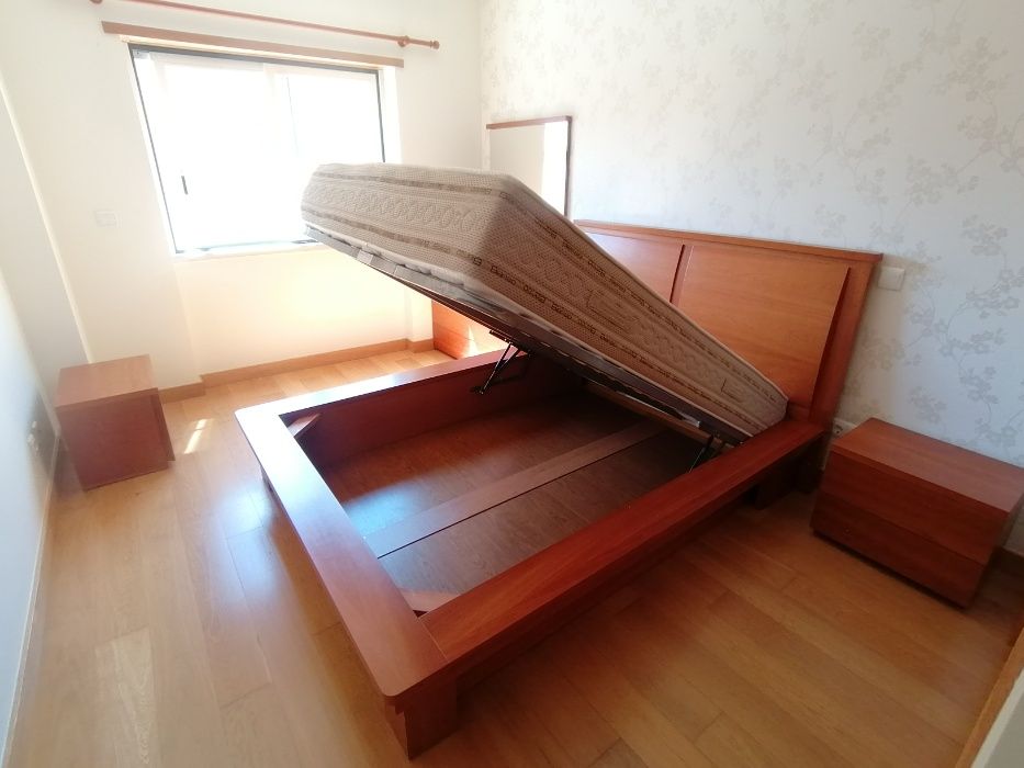 Comoda, mesa de cabeceira, cama de casal. Móveis de quarto de casal