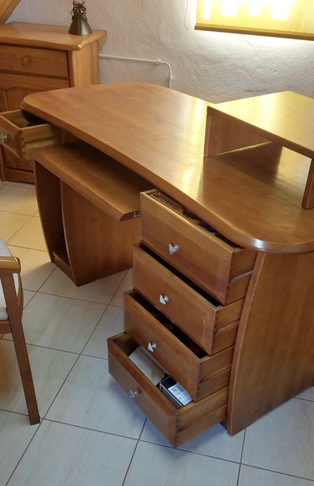 Secretária em madeira maciça c/ cadeira