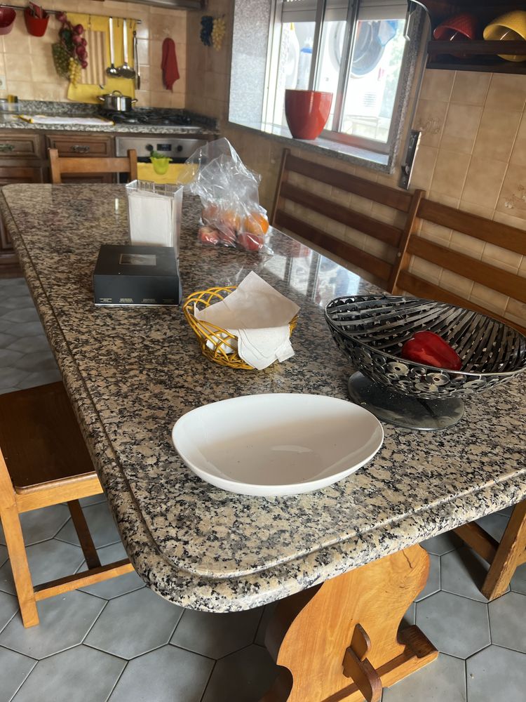 Mesa retangula em madeira e granito
