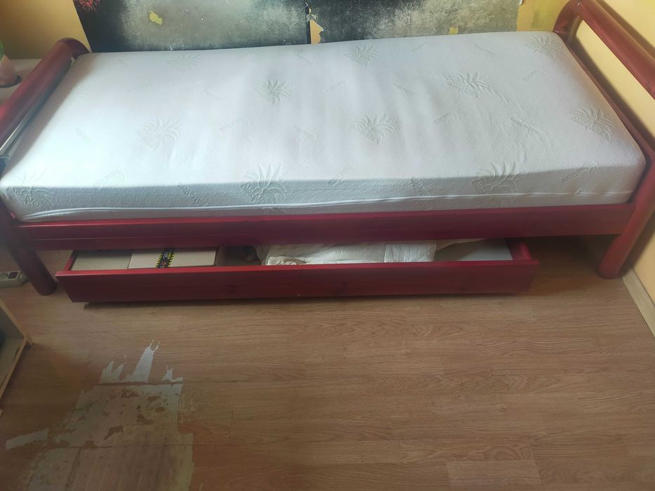 Łóżko z materacem i skrzynią na pościel