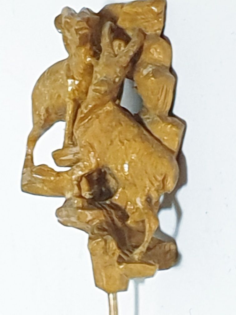 Lindo antigo alfinete / pin de chapéu figurativo esculpido em madeira