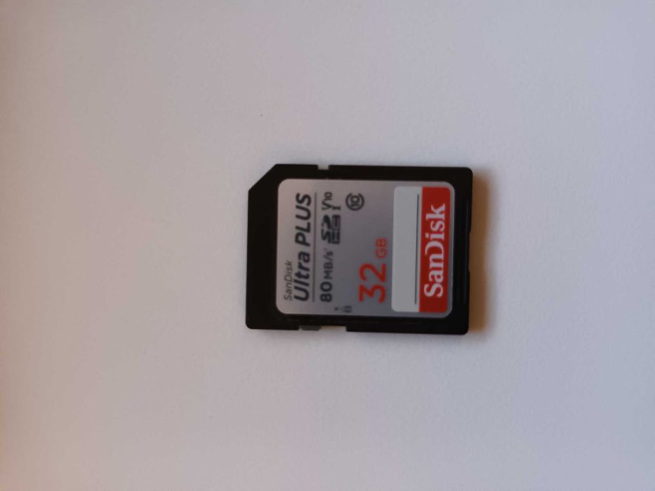 Máquina Fotográfica DSLR Nikon D3300 + Cartão SDHC 32Gb