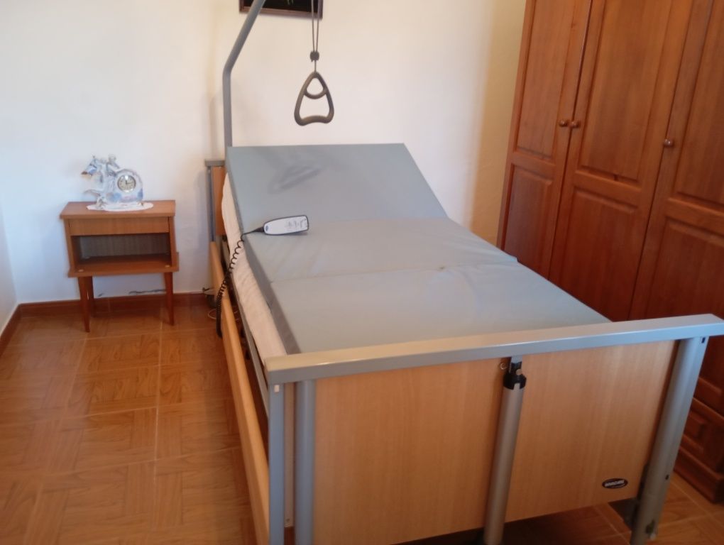 Cama articulada e colchão suplementar