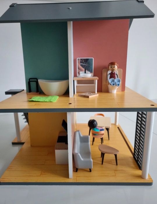 Duży drewniany domek dla lalek