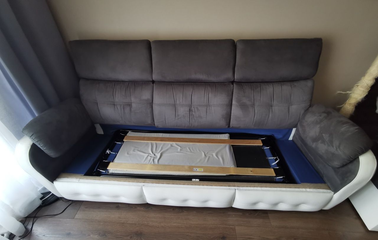 3-osobowa sofa z pufą