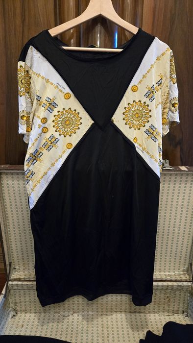 Sukienka Versace Jeans ze złotymi aplikacjami