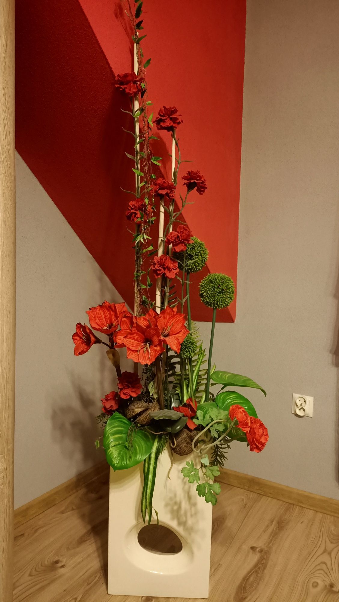 Kompozycja kwiatowa w ozdobnej doniczce, bordowe kwiaty sztuczne