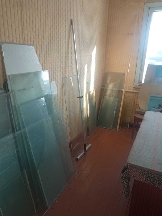 предлагаю стекло  3мм,4мм, 6мм, 8мм.