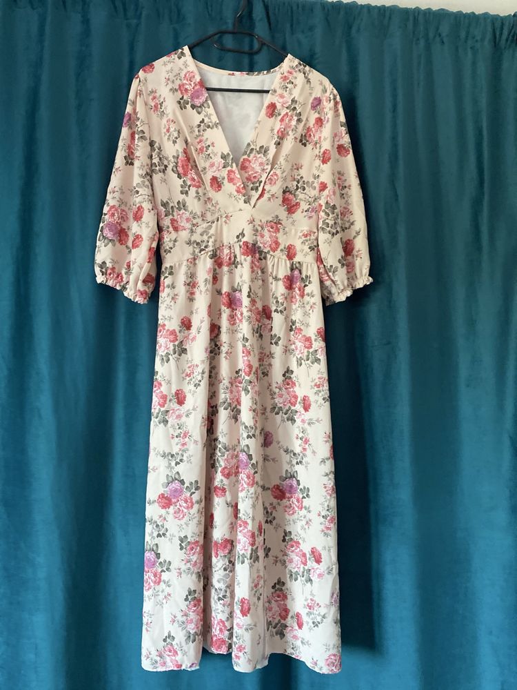 Sukienka plus size midi rozkloszowana z rękawami 3/4 w kwity. Beżowa