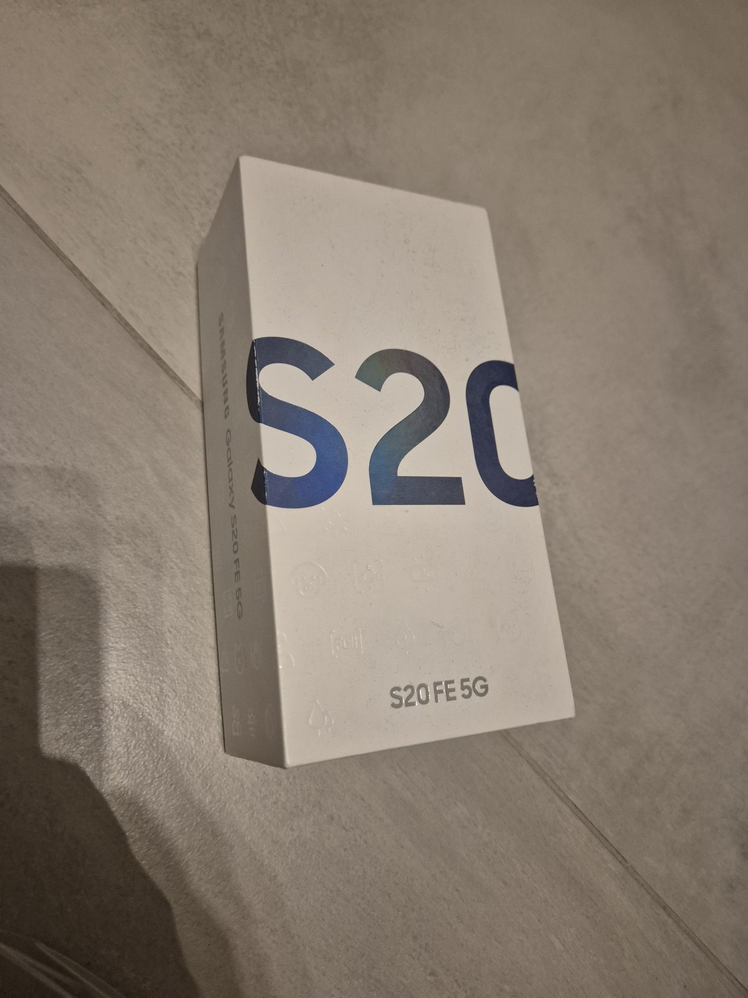 Galaxy S20 FE 5G 128 GB  pudelko uszkodzony