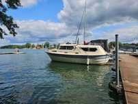 Łódź kabinowa spacerowa motorowa hauseboat kamper wodny jacht