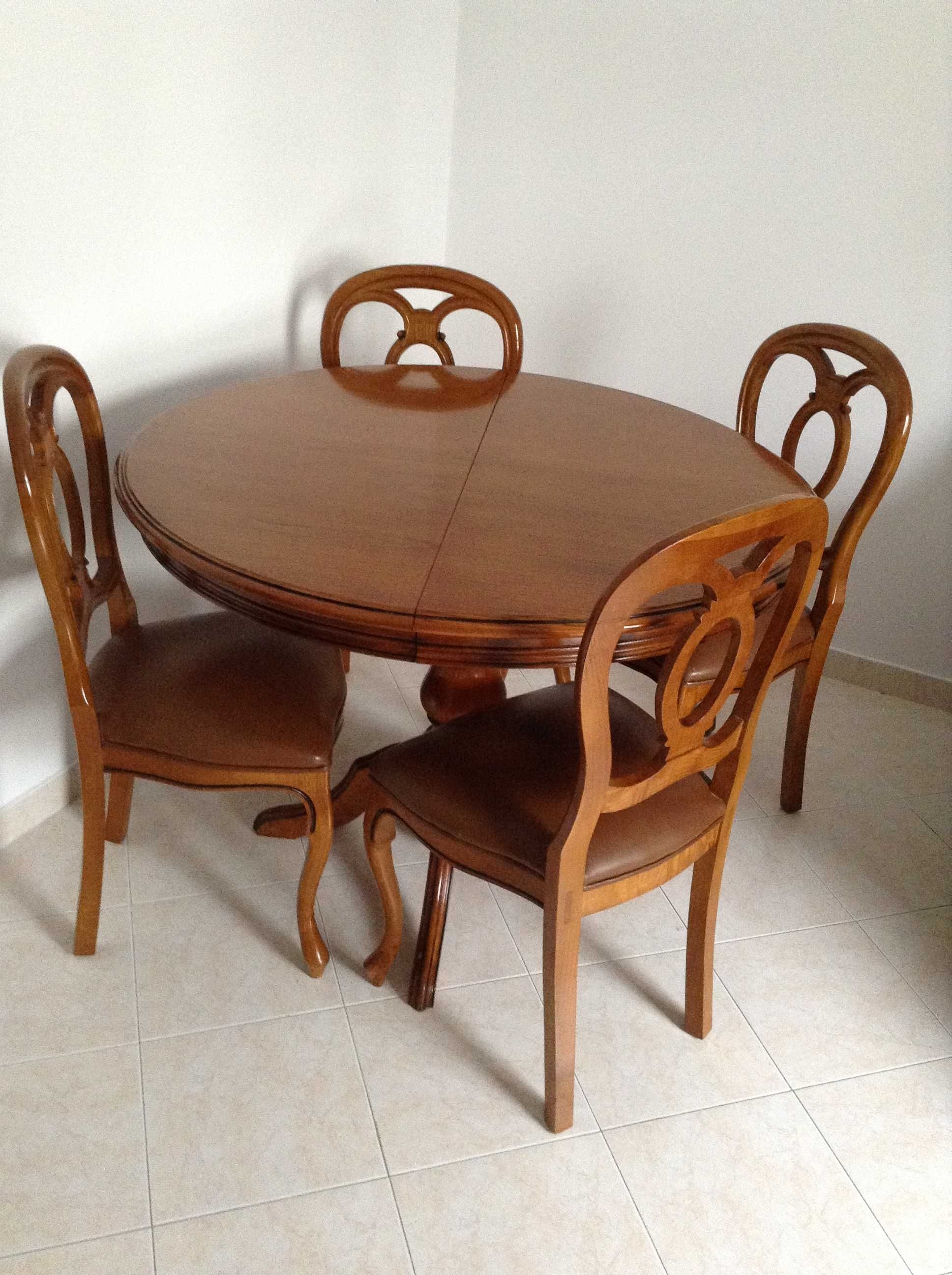 Vendo mesa redonda de madeira maciça com 4 cadeiras
