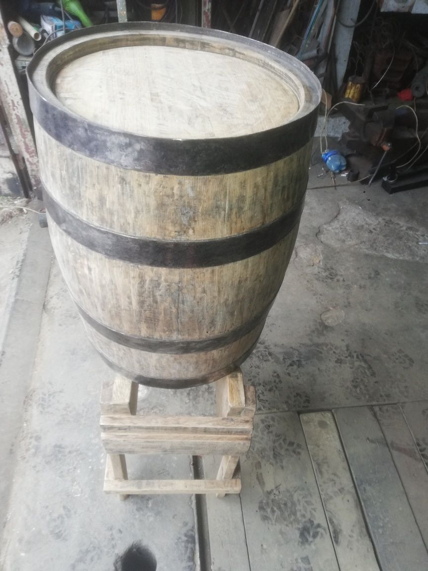 Продам бочка дубовая с подставкой