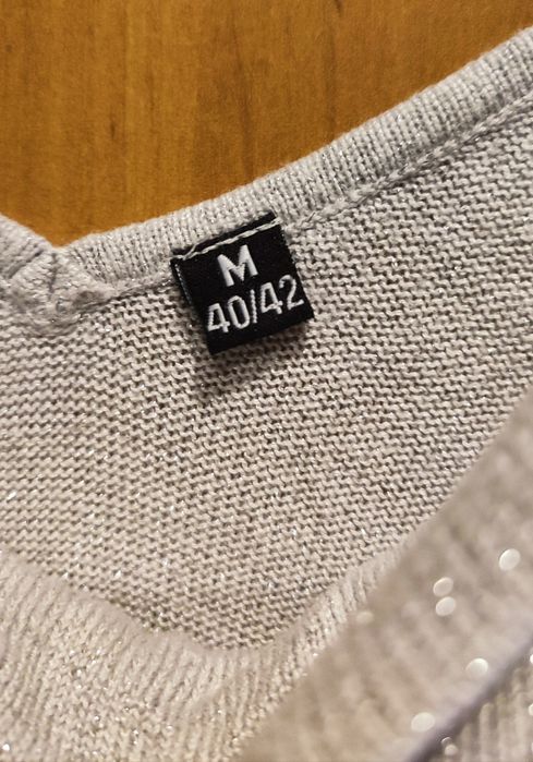 Sweterkowa srebrna bluzeczka dekolt woda r.M