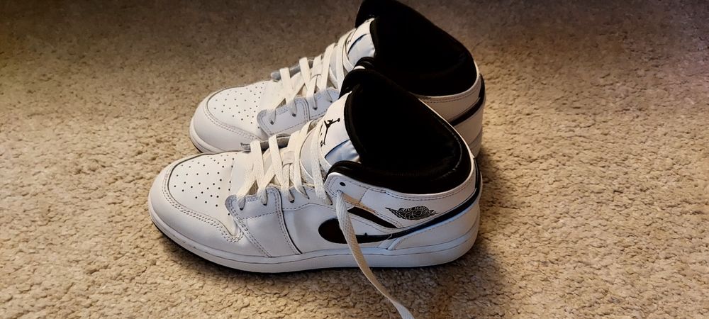 Buty Nike Air Jordan 1 Mid (GS) Białe rozmiar 38.5