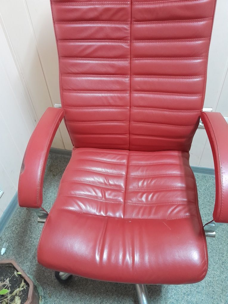 Кресло офисное ( красное)