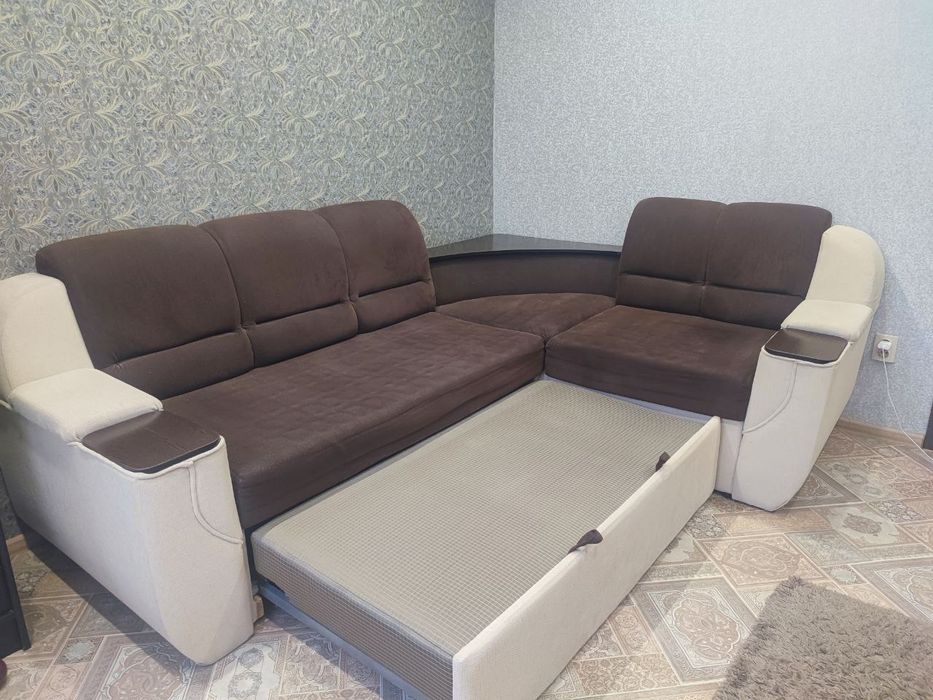 Угловой диван с полкой