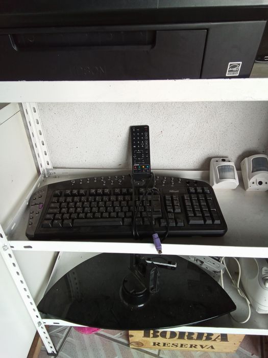 Vendo vários equipamentos eletrônicos e um suporte de tv.