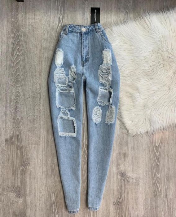 Блакитні джинси з рваностямі і потертостями від plt