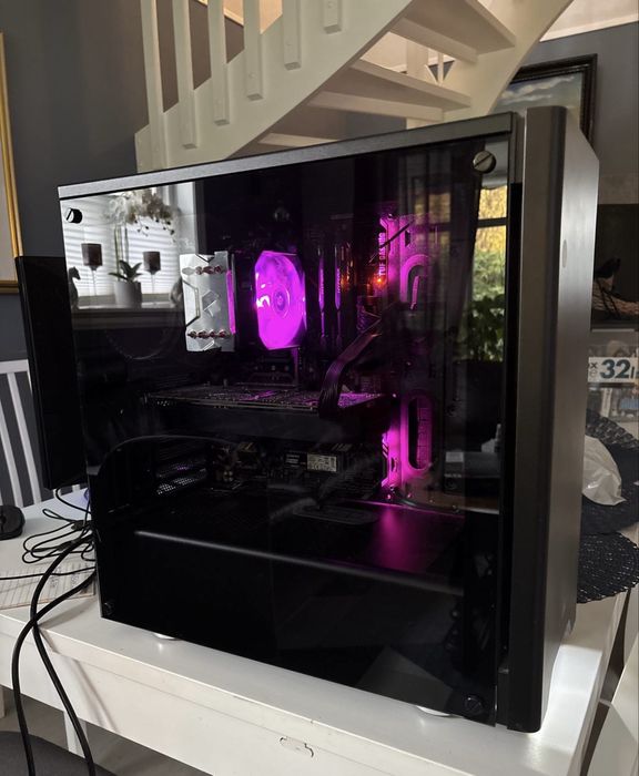 Komputer stacjonarny z myszka i klawiatura