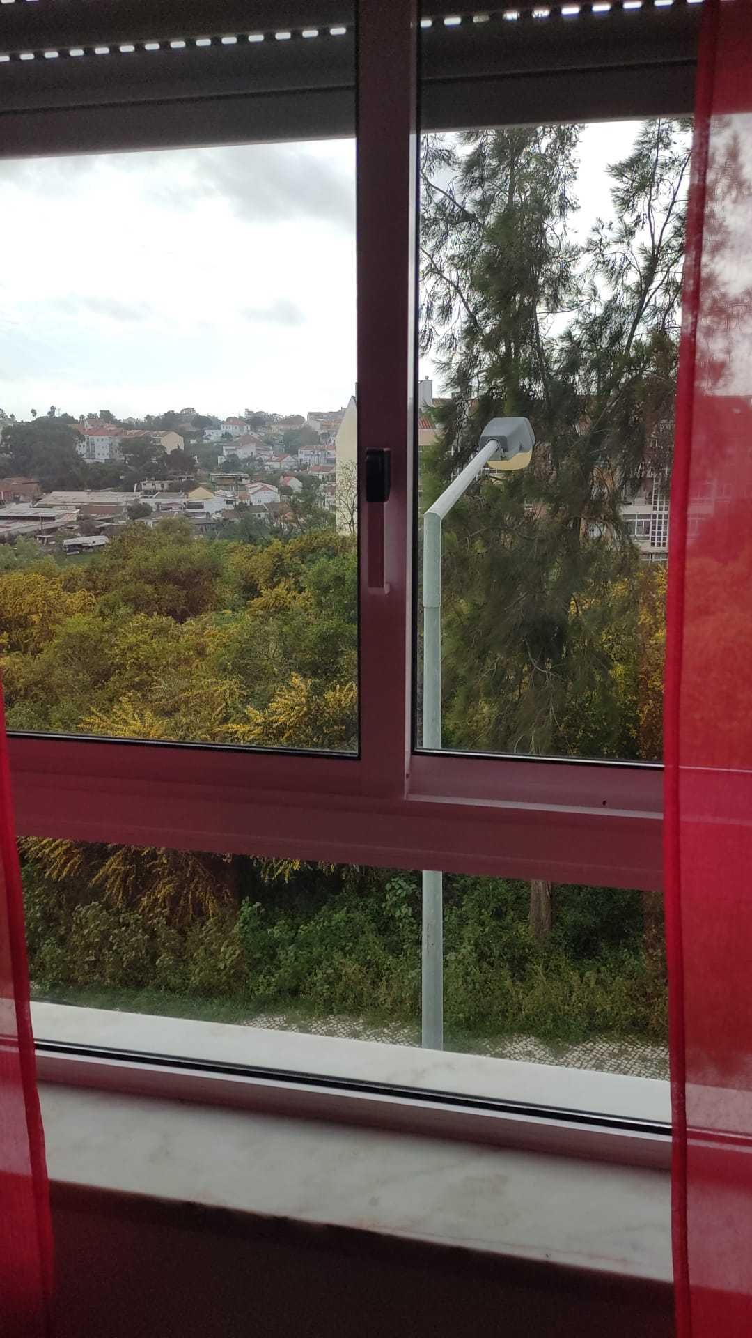 QUARTO  p/ ESTUDANTE (F) em T3 - Sobreda - Almada