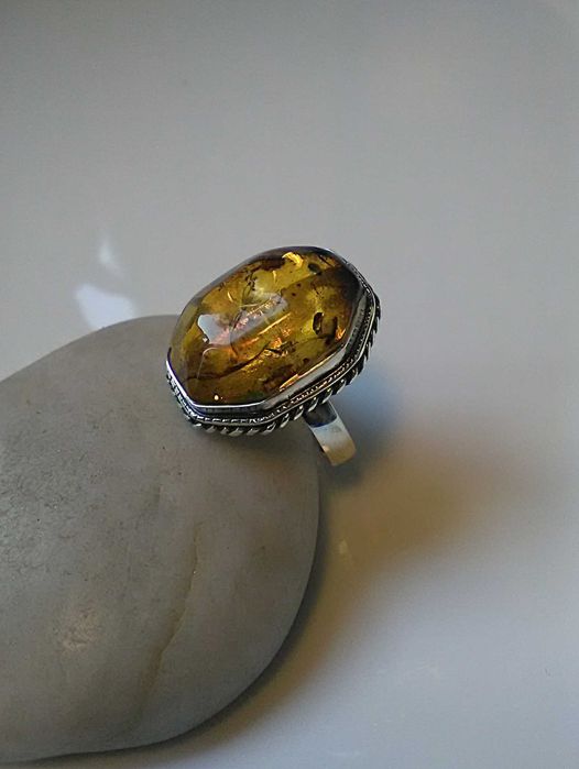 Pierścionek srebrny z bursztynem pr.925