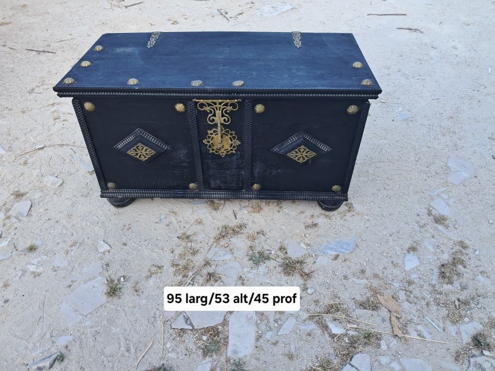 Baú preto antigo