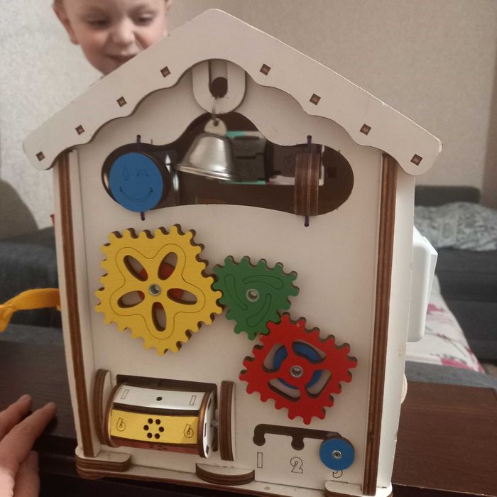 Бізібудинок, бізікуб, бізіборд