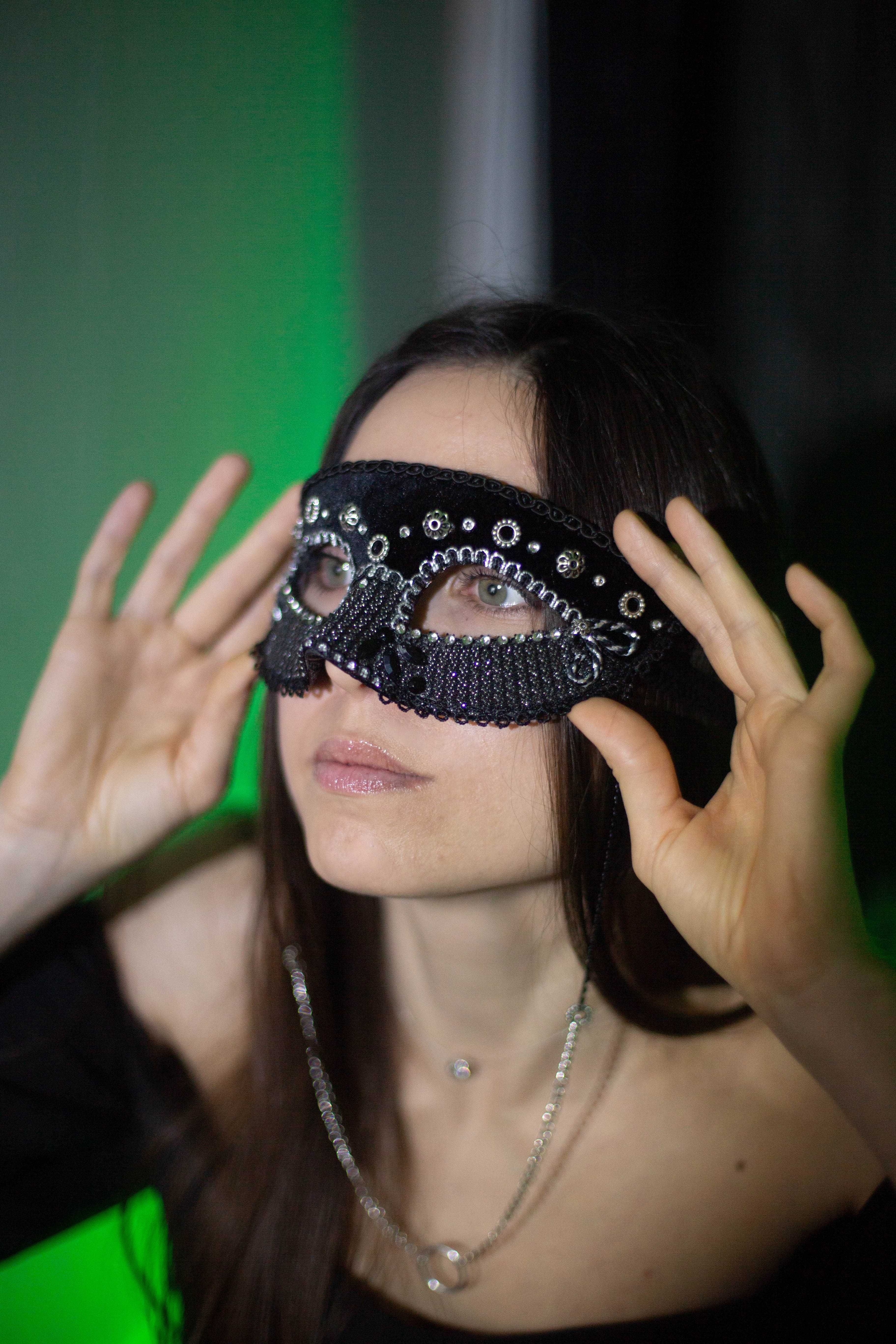 Чудова жіноча карнавальна маска ручної роботи