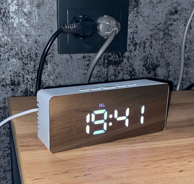 Настільний годинник з будильником