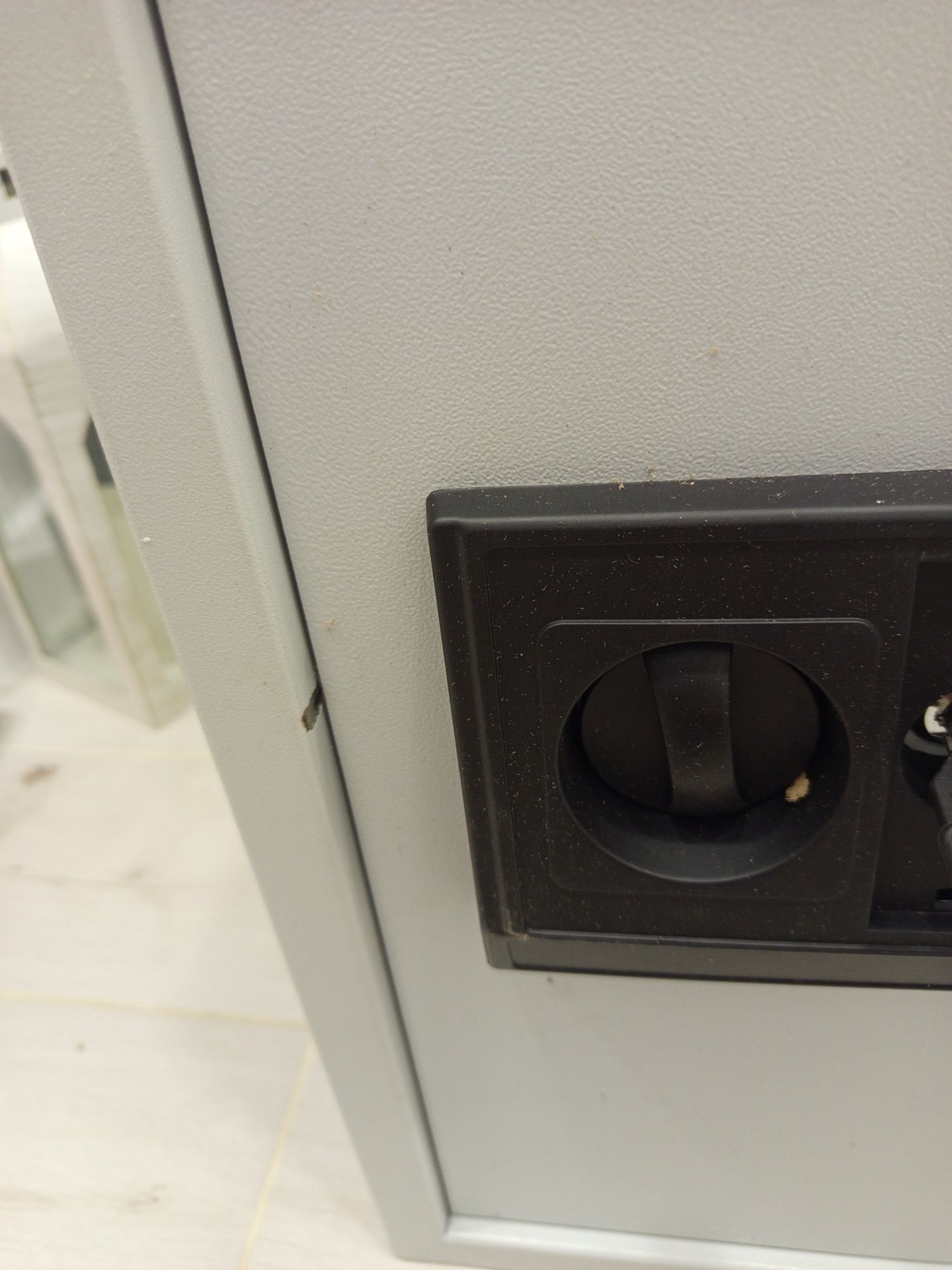 Sejf z zamkiem kluczowym i elektronicznym 50/35/30